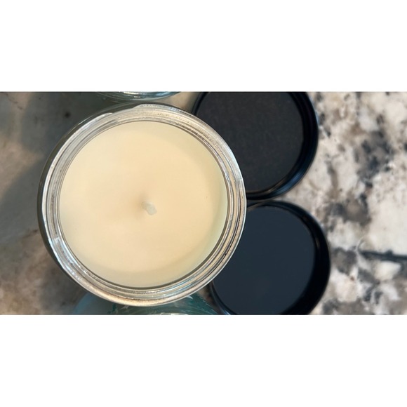 White Barn Candle  1 Wick  Strawberry Pound Cake New with Lid BBW Essential Oils - Picture 3 of 3